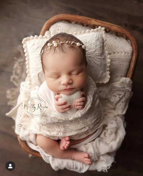 Newborn Photo Pose, Newborn Posing Pillow, Newborn Pillow, Newborn Photography Poses, Newborn Baby Photoshoot, Newborn Poses, Newborn Posing, Newborn Shoot, Newborn Props