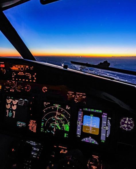 Boeing 737 Wallpaper, 737 Cockpit, Plane Cockpit, Aviation Wallpaper, Boeing 737 Cockpit, Boeing Planes, Pilot Life, Airplane Wallpaper, Pilots Aviation