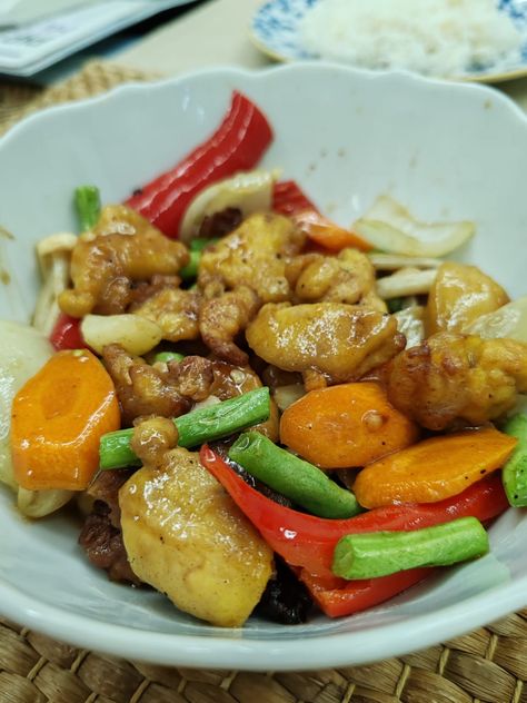 Ayam Goreng Kunyit Ayam Goreng Kunyit, Carrots And Green Beans, Malaysian Cuisine, Different Vegetables, Marinated Chicken, Chicken And Vegetables, One Pot Meals, Vegetable Recipes, Food Print