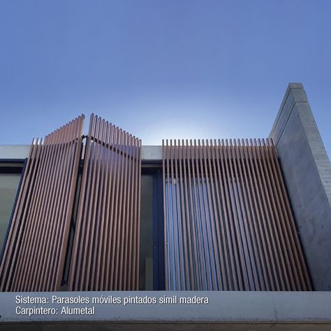 Parasol aluminio simil madera Bamboo Hut, Metal Screen, Balcony Design, Soft Seating, Front Elevation, Metal Bar, Bts Photo, Wall Design, Skyscraper