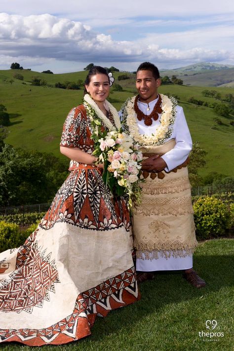 #tonganattire #tonganweddingdress #ngatu #finauandsarapulu #puluwedding2016 Tongan Wedding Attire, Tongan Wedding Dress, Traditional Hawaiian Wedding Dress, Tongan Clothing, Tongan Wedding, Fijian Wedding, Fiji People, Samoan Clothing, Tongan Culture