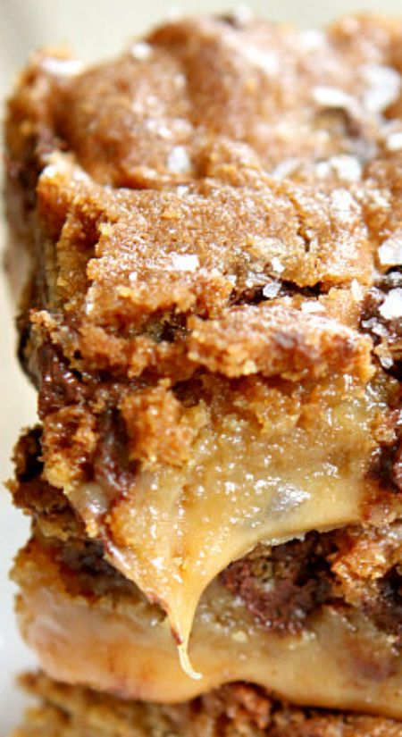 Gooey Salted Caramel Chocolate Chip Cookie Bars, Salted Caramel Chocolate Chip Bars, Salted Carmel Bar Recipe, Caramel Chocolate Chip Cookie Bars, Caramel Chocolate Chip Cookie, Caramel Chocolate Chip Cookies, Caramel Desserts, Dessert Bar Recipe, Cookie Bar