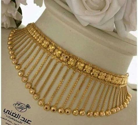 Gold Jewelry Outfits, Gold Jewelry Simple Necklace, Gold Mangalsutra Designs, Gold Necklace Indian Bridal Jewelry, Gold Bridal Jewellery Sets, Gold Pendant Jewelry, Gold Wedding Jewelry, Bridal Fashion Jewelry, Black Beaded Jewelry