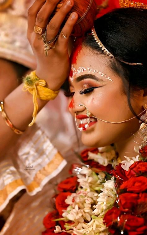 Bengali Bride Sindoor Daan, Bengali Wedding Photography Poses, Bengali Marriage, Bride Mehendi, Bride Fashion Photography, Model Wedding, Simple Stage Decorations, Indian Bride Poses, Indian Wedding Poses