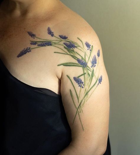 Marie Brennan on Instagram: “The first of I hope many embodied plant dreaming tattoos—sourced by way of myth, flow and uncanny plant beauty . . . I’m so grateful to…” Grape Hyacinth Tattoo, Hyacinth Tattoo, Sketch Body, Grape Hyacinth, Etch A Sketch, Tattoo Inspo, Watercolor Tattoo, Flower Tattoo, Art Tattoo