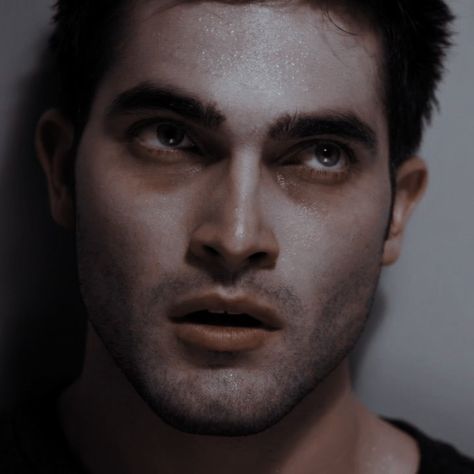 Derek Hale Icon, Werewolf Eyes, Jordan Parrish, Scott And Stiles, Teenage Werewolf, Dragon Light, Werewolf Aesthetic, Stiles And Lydia, Wolf Character