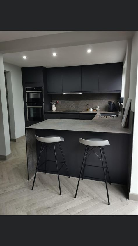 Minimalist Black Kitchen Design, L Shaped Black Kitchen, Black And Grey Modern Kitchen, Modern Dark Gray Kitchen, Small Black Kitchen Modern, Small Dark Kitchen Ideas Apartment, L Kitchen With Bar, Black L Shaped Kitchen, Black Condo Kitchen