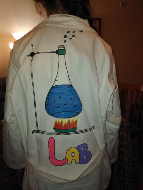 Bata de laboratorio DIY. Una probeta al fuego, ¡Qué peligro! Science Costumes For Kids, Scientist Outfit, Science Costumes, Scientist Costume, Coraline Costume, Crazy Scientist, Science Birthday, Responsive Classroom, First Grade Science