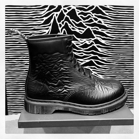 Division Boots #punk #punks #punkrock #punksnotdead #postpunk #postpunkmusic #postpunklegends #joydivision #unknownpleasures #iancurtis… Doc Martens Collab, Docs Martens, Red Doc Martens, White Doc Martens, Doc Martens Outfit, Doc Martens Boots, Unknown Pleasures, Army Boots, New Order