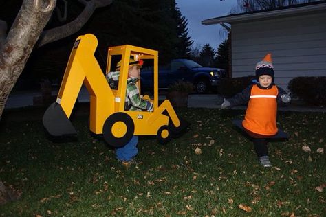 Backhoe and Pylon Halloween costume. Brothers. Backhoe one of a kind made from corrugated plastic. It even has a functioning back hoe using a lever and LED lights. They have the Best dad ever. Halloween Costume Brothers, Backhoe Costume, Building Costume, Halloween Construction, Cardboard Box Car, Box Cars, Construction Vehicle, Construction Party, Halloween 2023