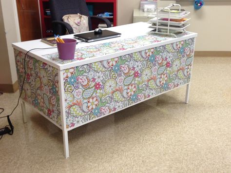 My desk at school this year! Wrapping paper + white duct tape + white contact paper = a whole new atmosphere for my room! Goodbye brown laminate and metal desk! Contact Paper Desk, Metal Desk Makeover, Meja Guru, School Clinic, Desk Makeover Diy, School Nurse Office, Teacher's Desk, Classroom Arrangement, Brown Laminate