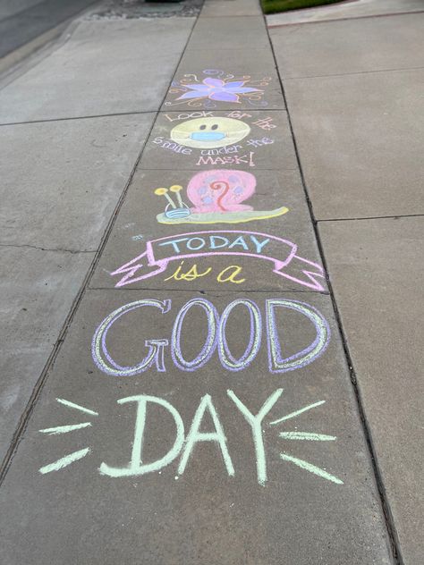 Welcome Back To School Sidewalk Chalk, School Chalkboard Art, Chalk Photos, Fun Chalk Art, Chalk Ideas, Student Christmas Gifts, Chalk Design, Sidewalk Chalk Art, Sidewalk Art