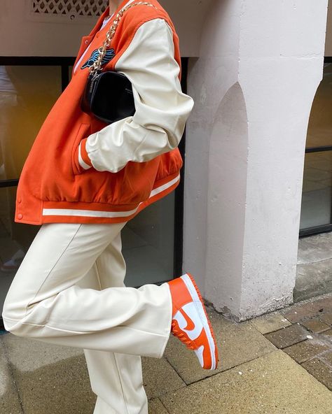 Dunks Outfit Woman, Dunks Outfit, Orange Outfit, Muslim Fashion Outfits, Football Outfits, Kpop Fashion Outfits, Yellow Fashion, Girls Fashion Clothes, Urban Outfits