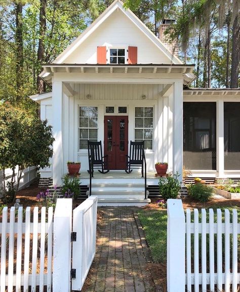 Lowcountry cottage charm! 📷 @andreaoggi #cottagestyle Southern Living Cottage, Red Doors, Southern Living House Plans, Small Cottages, Tiny Cottage, Romantic Cottage, Guest Cottage, Small Cottage, Cottage House