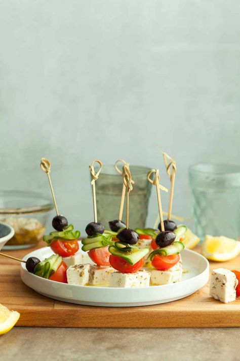 Salad Skewers, Mat Inspiration, Summer Appetizers Easy, Greek Appetizers, Skewer Appetizers, Fresh Summer Salad, Healthy Appetizer, Bite Size Appetizers, Greek Salad Recipes