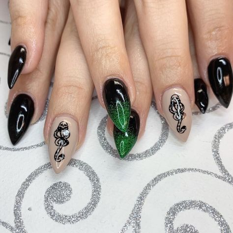 Maquillage Harry Potter, Harry Potter Nails Designs, Potter Nails, Harry Potter Nail Art, Harry Potter Nails, Art Harry Potter, Inner Witch, Sharp Nails, Nails Stiletto