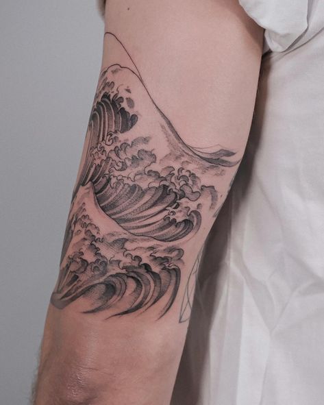 Adapting the magnificent work of Katsushika Hokusai into a tattoo was a wonderful experience 🌊 . . . . #sketchtattoo #hokusai #wavetattoo #wave #blacktattooart #reproduction #abstractart #abstracttattoo #osmanergin #berlintattoo #berlintattooers #berlintattooartist Waves Tattoo Sleeve, Hokusai Tattoo, Wave Tattoo Sleeve, Mandala Hand Tattoos, Wave Tattoo, Hand Tattoos For Women, Katsushika Hokusai, Waves Tattoo, Tiger Tattoo