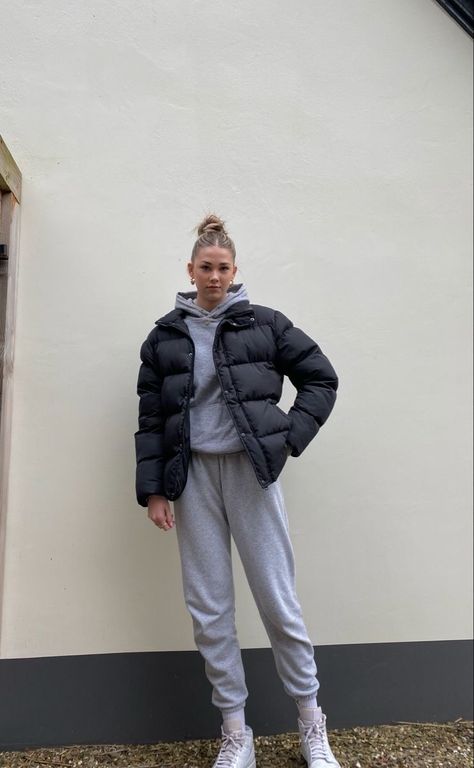 Grey Sweatpants Outfit Cold Weather, Puffer And Sweats Outfit, Puffer Jacket Hoodie Outfit, Sweats And Puffer Jacket, Puffer Jacket Sweatpants Outfit, Puffer Jacket With Sweatpants, Puffer Jacket And Sweats Outfit, Puffer Jacket Airport Outfit, Winter Outfits With Puffy Jackets