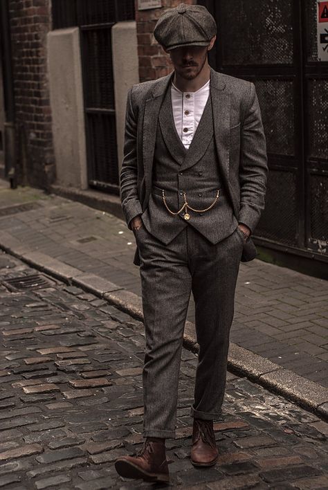 Damien Broderick 1920s Male Fashion Gatsby, Peaky Blinders Style Man, Peaky Blinders Aesthetic Outfits, Mens Vintage Suit, Peaky Blinders Outfits Men, Vintage Formal Outfit Men, Peaky Blinders Wedding Suits, Peaky Blinders Outfit Ideas, 1920s Mens Fashion Roaring 20s