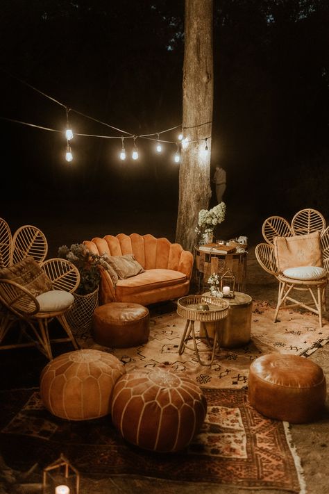 Wedding chill out area decor Midsummer Night's Dream Wedding, Chill Wedding, New York Couple, Midsummer Nights Dream Wedding, Destination Wedding Spain, Romantic Ceremony, Bush Wedding, Dream Wedding Reception, Indoor Wedding Receptions