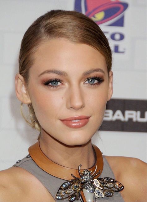 Celebrities With Hooded Eyes, Blake Lively Makeup, Cosmo Hair, The Perfect Ponytail, Blake Lively Hair, Black Lively, Fishtail Plait, California Hair, Makeup Ojos