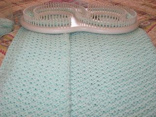 Supplies: KB Super Afghan Loom 872 yards of #4 Mary Maxim Baby Kashmere 'Hint of Mint... Loom Knitting Blanket, Loom Blanket, Tricotin Long, Afghan Loom, Knit Baby Blanket Pattern Free, Loom Knitting Tutorial, Loom Knitting Stitches, Loom Crochet, Knitting Blanket