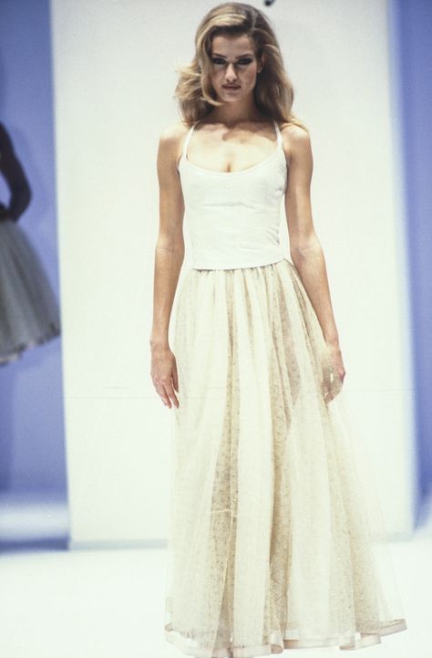 Salvatore Ferragamo Runway Show RTW SS 1992 Ferragamo Runway, Karen Mulder, 90s Runway, Chanel Haute Couture, Beauty And Fashion, Donna Karan, Salvatore Ferragamo, Hogwarts, Alexander Mcqueen