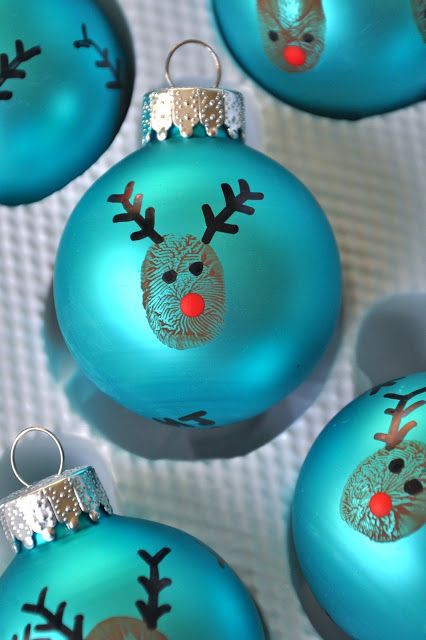 World's easiest Christmas gift from the kids: Thumbprint reindeer ornaments! Cheap Christmas Diy, Diy Gifts For Kids, Preschool Christmas, Noel Christmas, Ornament Crafts, Christmas Crafts For Kids, Christmas Activities, Xmas Crafts, Christmas Crafts Diy