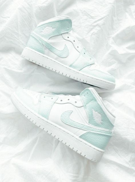 Light Blue Jordans, 2022 Trendy Shoes, Shoes For Teenage Girl, Shoes Design Ideas, Nike Shoes Women Fashion, Trendy Shoes Sneakers, Nike Shoes Girls, Nike Fashion Shoes, Preppy Shoes