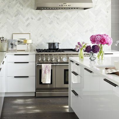 Shiny white kitchen cabinets, chevron marble tile wall Dapur Ikea, White Ikea Kitchen, Kitchen Spotlights, Kitchen Ikea, Herringbone Backsplash, Backsplash Designs, White Modern Kitchen, Kitchen Trends, Ikea Kitchen