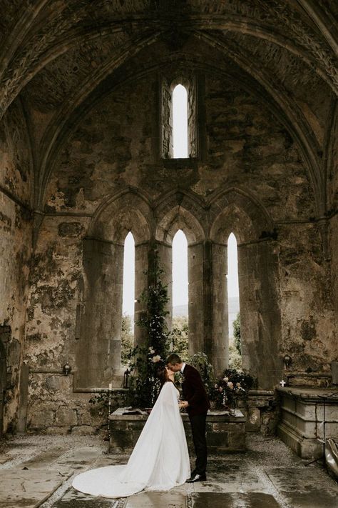 This magical Ireland wedding is filled with rich history and Irish traditions | Image by Erika Greene Photography Magical Ireland, Aesthetic Ireland, Ireland Tattoo, Ireland Aesthetic, Ireland Photography, Scotland Wedding, Ireland Wedding, Destination Wedding Locations, Irish Wedding