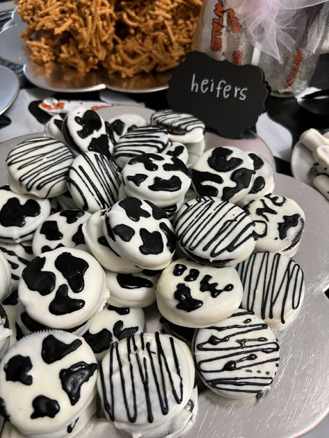 Cow Oreo Cookies, Cow Chocolate Covered Oreos, Cow Print Pretzels, 21st Birthday Ideas Cow Print, Cow Birthday Dessert, Cow Print Oreos, Cow Birthday Treats, Cow Print Snacks, Cowgirl 1st Birthday Party Food