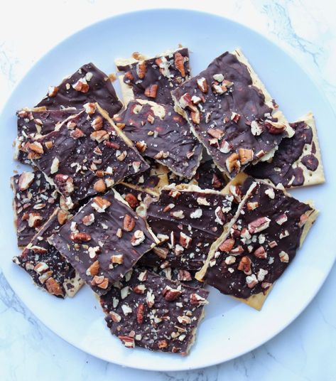 Vegan Christmas Crack – Six Vegan Sisters Mint Chocolate Bark Recipe, Chocolate Peppermint Bark Recipe, Potato Latke, Latke Recipe, Salty Desserts, Chocolate Peppermint Bark, Chocolate Bark Recipe, Chocolate Graham Crackers, Bark Recipe