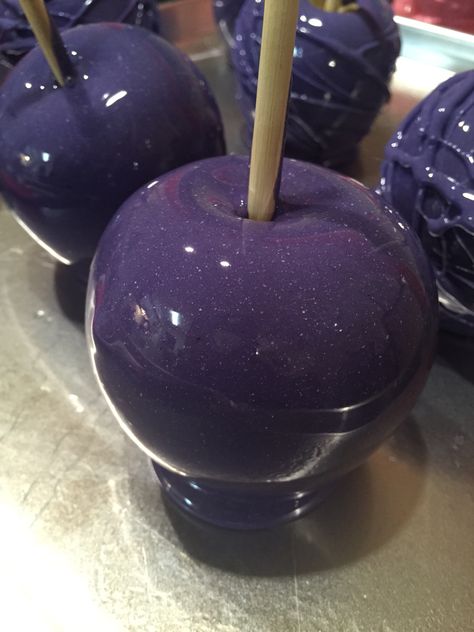 Purple candy apples Candy Apples Halloween Ideas, Purple Candy Apples, Goth Baking, Snack Closet, Purple Treats, Fancy Party Ideas, Purple Foods, Halloween Candy Apples, Recetas Halloween