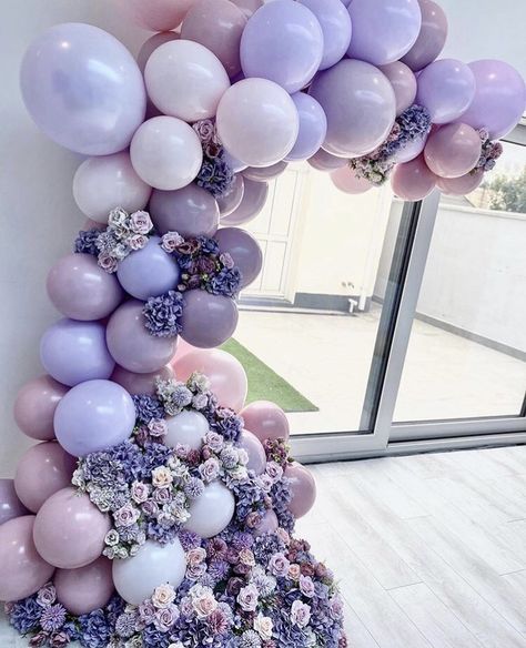 We love balloon decor for weddings. We tell brides to be they should consider balloons as wedding decor ideas because they are relatively inexpensive, come in a variety of colors to match moat wedding themes and they can be paired with florals to create a WOW factor. #weddingdecorationideas Lilac Baby Shower, Lila Party, Lavender Baby Showers, Purple Quince, Social Service, Quince Decorations, Purple Party, Butterfly Baby Shower, Purple Themes