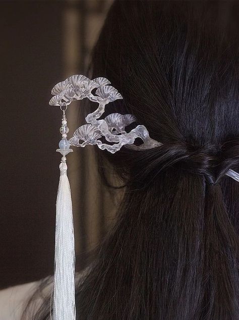 Chinese Head Accessories, Japanese Hair Pin Hairstyles, Chinese Hairpin Aesthetic, Hanfu Jewelry, Hair Pin Chinese, Hanfu Aesthetic, Hairstyles With Accessories, Chinese Hair Pin, Gaun Koktail