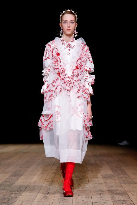 Simone Rocha: Spring 2020 - The New York Times Color Combos Outfit, Fashion Week Spring 2020, London Look, 2017 Fashion Trends, Live Fashion, Magazine Photography, Gorgeous Gowns, Fashion Week Spring, London Fashion Week