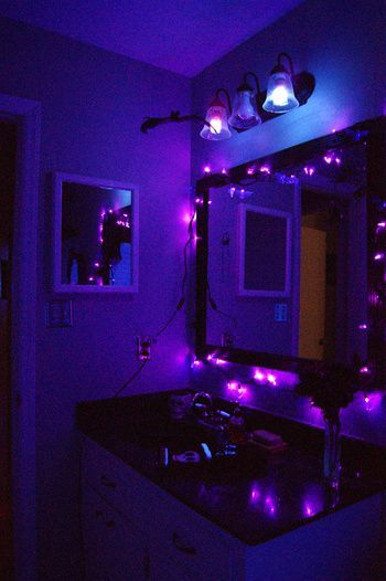 Halloween Bathroom Decorations, Diy Halloween Dekoration, Creative Halloween Decorations, Diy Halloween Party, Purple Lights, Fest Temaer, House Lights, Halloween Forum, Halloween Bathroom