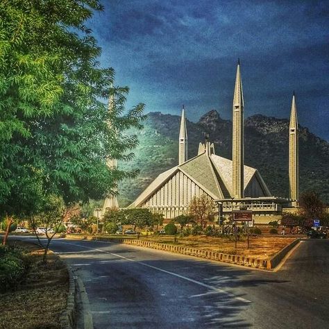 Faisal Mosque Painting, Faisal Mosque Drawing, Masjid Art, Faisal Mosque, Sultan Qaboos Grand Mosque, Pakistan Art, Islamic Wallpapers, Iphone Wallpaper Yellow, Sheikh Zayed Grand Mosque