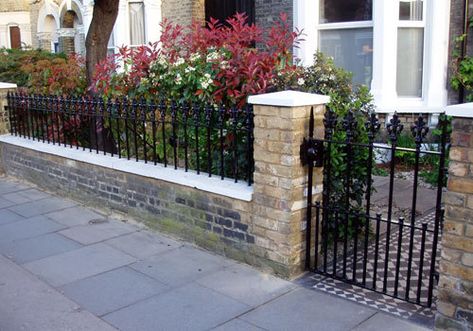 Small Front Garden Ideas, Victorian Front Garden, Terrace House Exterior, Front Path, Garden Railings, Small Front Gardens, Fence Wall, Front Gardens, Brick Fence