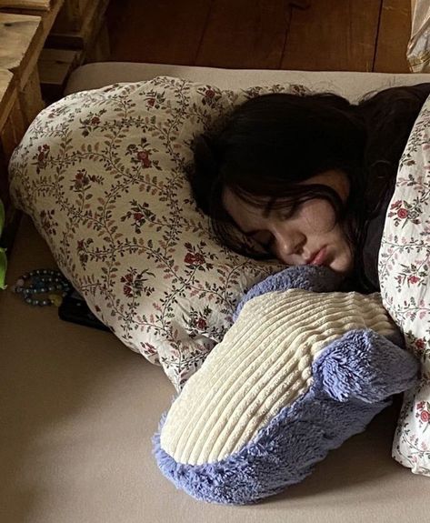 Laying In Bed, Kate Bishop, Zooey Deschanel, Foto Ideas Instagram, Oui Oui, 가을 패션, Gilmore Girls, A Pillow, My Vibe