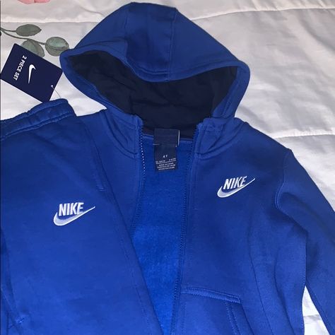 Nike Sweatsuit Never Worn 4t Ensemble Nike Bleu, Nike Winter Outfits, Hood Drip, Trapstar Tracksuit, Blue Nike Pros, Sweat Suits Outfits, Nike Sweatsuit, College Clothes, Suits Outfits