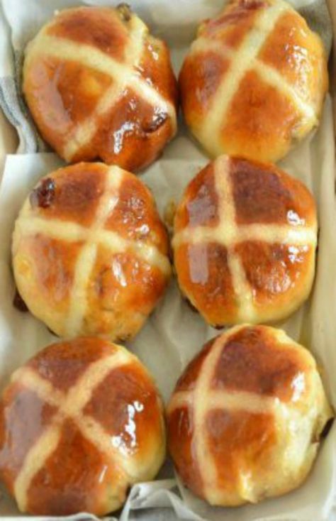 Hot Cross Buns – Paul Hollywood’s recipe Paul Hollywood Hot Cross Buns, Paul Hollywood Recipes, British Baking Show Recipes, British Bake Off Recipes, Cross Buns Recipe, Bake Off Recipes, British Cooking, Hot Cross Buns Recipe, British Desserts