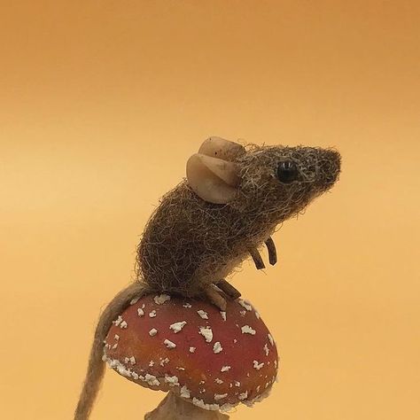 thegentlemanfelter on Instagram: "Monday Miniature Mouse Making Madness....I owe @sprawlingpuppy all the cakes for persuading her to make this . . . #needlefelt #needlefelted #needlefelting #felted #fiberart #miniature #miniatures #miniatureart #fungi #toadstool #mouse #mice #textiles #nature #rodent #ukwildlife #britishwildlife #polymerclay #fimo #fimocreations" Needle Felt Toadstool, Felt Mouse Pattern Free, Textiles Nature, Narnia Christmas, Needle Felted Mice, Felted Mice, Needle Felted Mouse, Felted Mouse, Felt Mouse