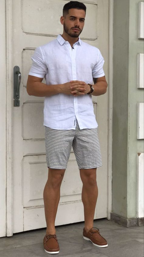 Summer Looks For Men, Shoes With Shorts, Linen Shirt Outfit, Sporty Outfits Men, How To Wear Shirt, Vacation Outfits Men, Mens Shorts Outfits, Man Dressing Style, Classy Men