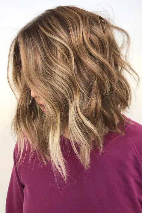 A line Shoulder Length Wavy Hairstyles #wavyhair #hairstyles #hairtypes #bobhairstyles Long Wavy Hair Styles, Shoulder Length Wavy Hairstyles, Long Wavy Haircuts, Mum Hair, Wavy Hair Styles, Wavy Bob Long, Mom Hair, Wavy Hairstyles Medium, Thick Wavy Hair