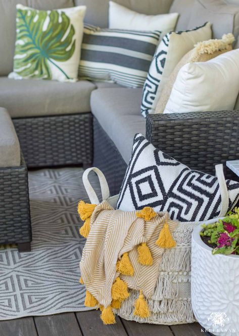 Boho outdoor living decor Patio Furniture Color Schemes, Outdoor Pillows Ideas Color Schemes, Summer Throw Pillows, Outdoor Patio Pillows, Patio Pillows Outdoor, Patio Color Schemes, Outdoor Furniture Ideas Backyards, Throw Pillows Boho, Mums Garden