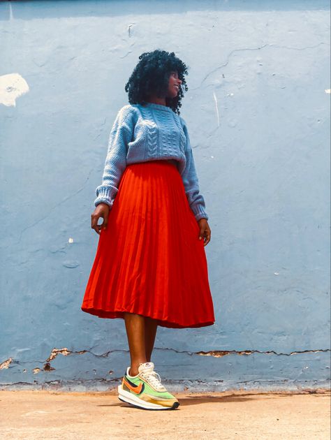 Ankle Boots And Skirt Outfit, Colorful Outfits Black Women, Professional Outfits With Sneakers, Red Pleated Skirt Outfit, Midi Skirt Outfit Winter, Sneakers Outfit Work, Dress With Converse, Colorado Style, Pleated Skirt Outfit