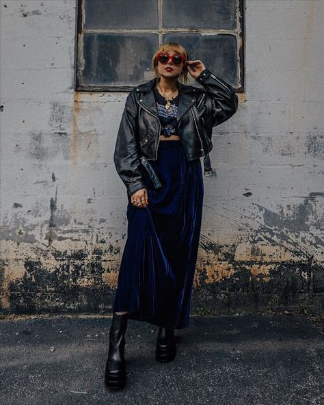 How To Style A Long Velvet Skirt, Long Velvet Skirt Outfit, Velvet Skirt Outfit Winter, Velvet Skirt Outfit, Long Velvet Skirt, Blue Velvet Skirt, Heels Boots Outfit, Winter Skirt Outfit, Rock Outfits