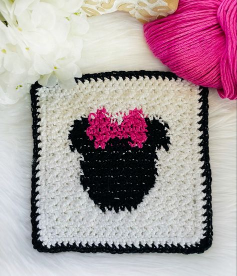 Disney Crochet Squares, Crochet Disney Blanket Free, Mickey Mouse Granny Square Pattern, Crochet Disney Granny Squares, Minnie Mouse Granny Square Pattern, Minnie Mouse Crochet Pattern, Minnie Mouse Crochet, Cloth Crochet, Disney Blanket